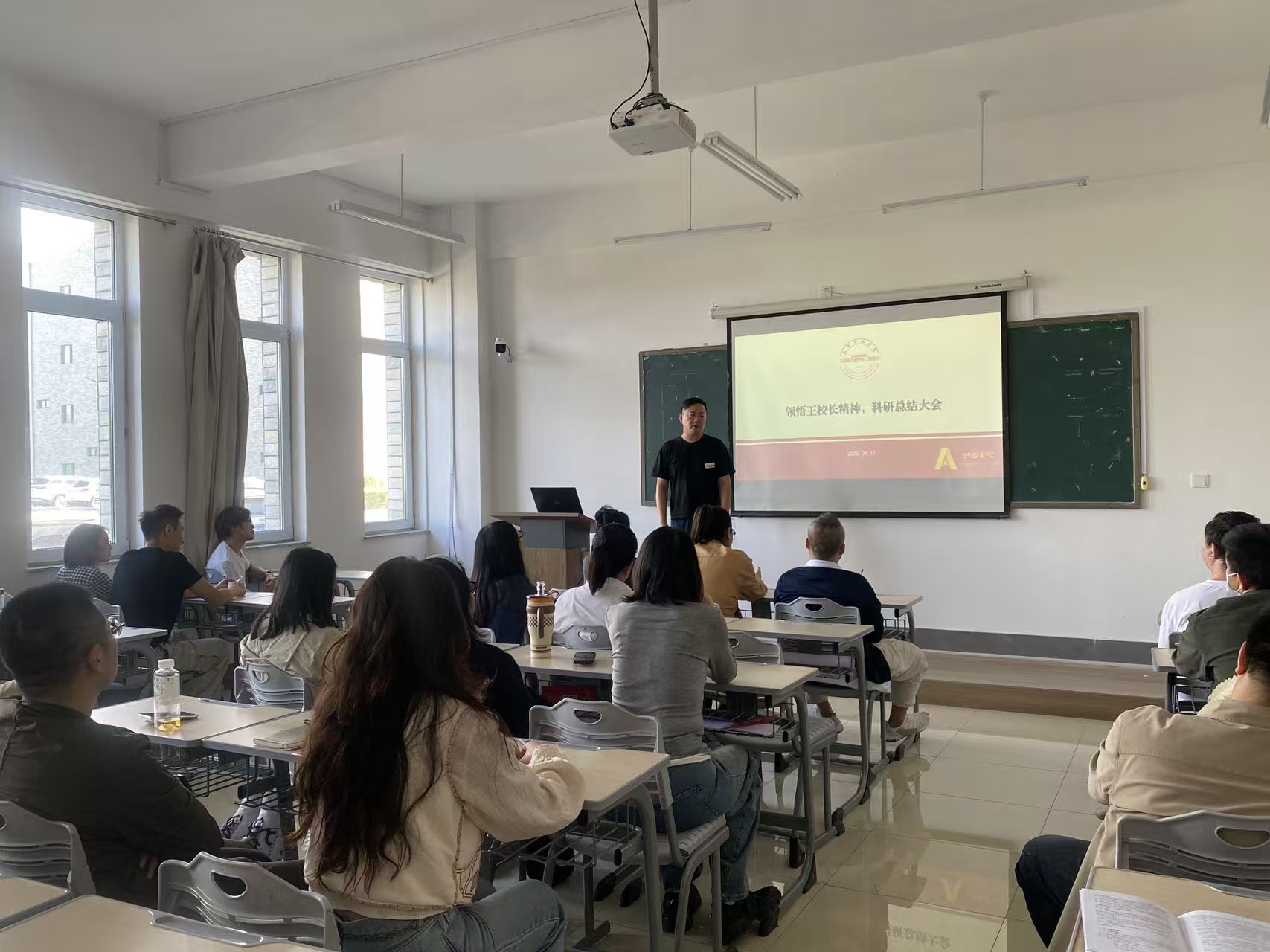 聚焦科研、凝聚共识！乐鱼官网手机网页版动画学院召开阶段性科研总结大会