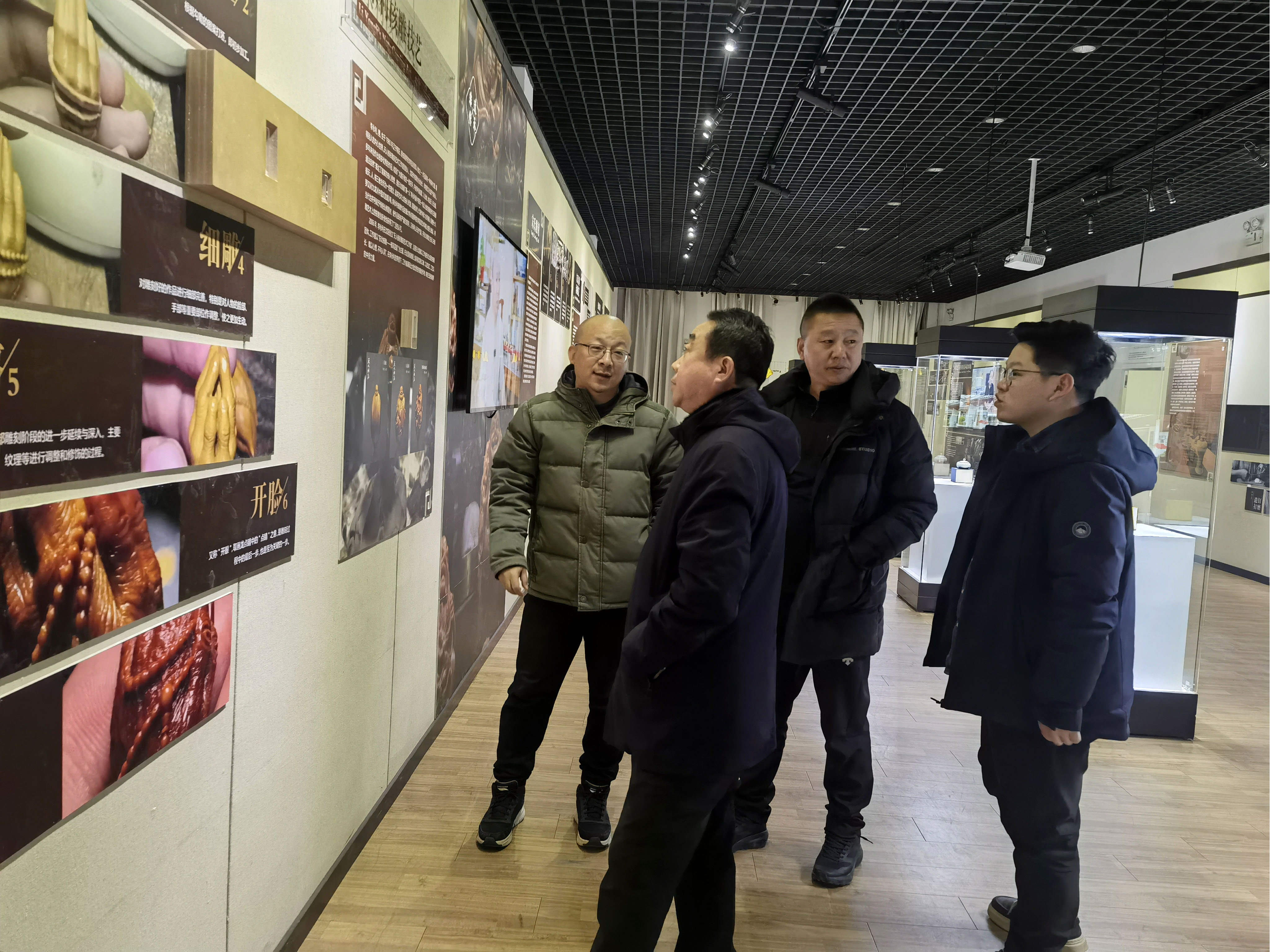 沈北新区文化旅游和广播电视局局长杨树铭一行 来辽传非遗数字博物馆参观调研