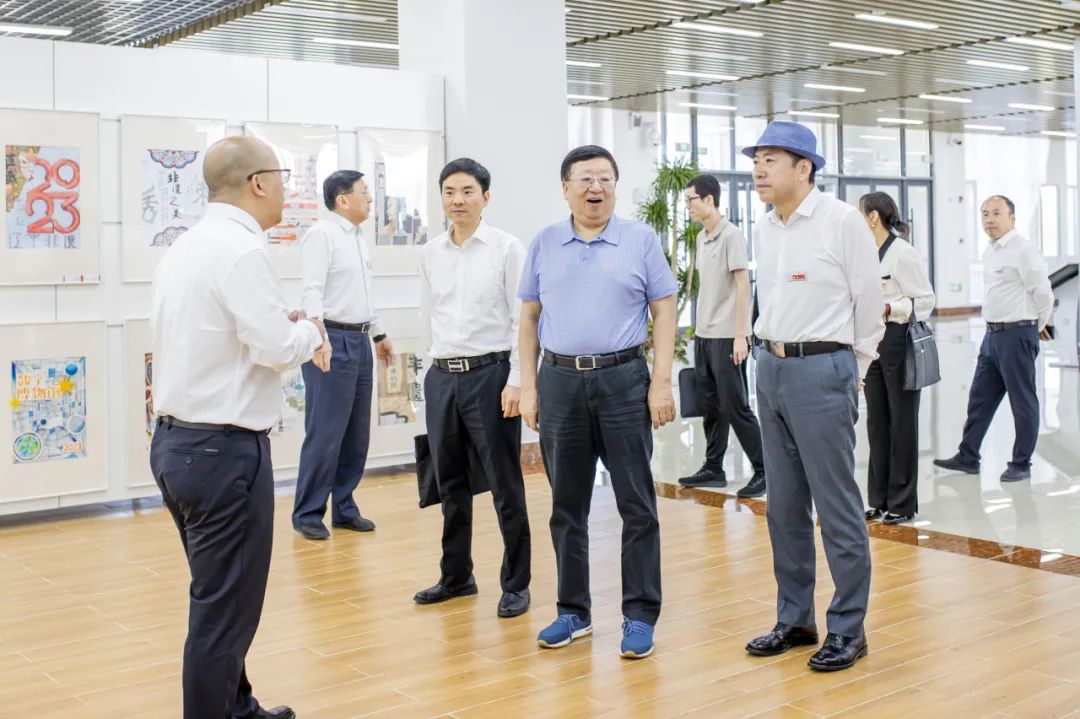 省人大常委会党组副书记、副主任陈向群一行来乐鱼官网手机网页版调研